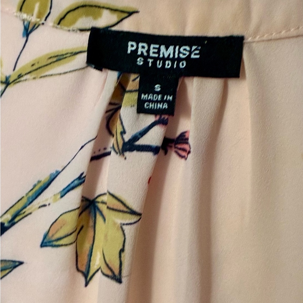🦜 Premise Studio Cream Blouse with Floral and Bird Design - Picture 9 of 11